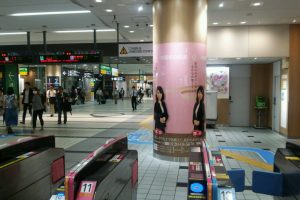 武蔵小杉駅（東急東横線）に巨大看板をスタート。婚活カウンセラー４人が登場！